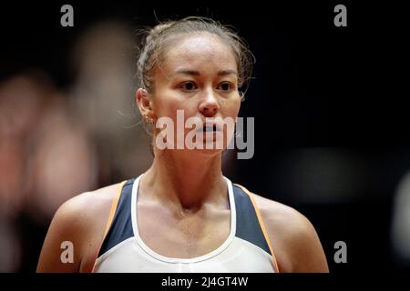 Vancouver, Kanada. 15. April 2022. DEN Bosch - Lesley Pattinama-Kerkhove (Niederlande) im Einsatz gegen Sara Sorribes Tormo (Spanien) im Einzelspiel der Qualifikationsrunde des Billie Jean King Cup. Die niederländischen Tennisspieler werden zwei Tage lang gegen Spanien spielen, in der Hoffnung, die Qualifikation zu erreichen. ANP SANDER KING Credit: ANP/Alamy Live News Stockfoto