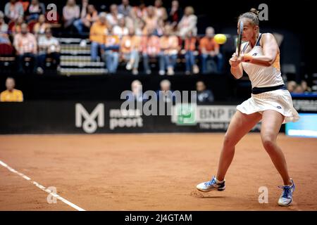 Vancouver, Kanada. 15. April 2022. DEN Bosch - Lesley Pattinama-Kerkhove (Niederlande) im Einsatz gegen Sara Sorribes Tormo (Spanien) im Einzelspiel der Qualifikationsrunde des Billie Jean King Cup. Die niederländischen Tennisspieler werden zwei Tage lang gegen Spanien spielen, in der Hoffnung, die Qualifikation zu erreichen. ANP SANDER KING Credit: ANP/Alamy Live News Stockfoto