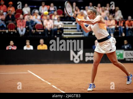 Vancouver, Kanada. 15. April 2022. DEN Bosch - Lesley Pattinama-Kerkhove (Niederlande) im Einsatz gegen Sara Sorribes Tormo (Spanien) im Einzelspiel der Qualifikationsrunde des Billie Jean King Cup. Die niederländischen Tennisspieler werden zwei Tage lang gegen Spanien spielen, in der Hoffnung, die Qualifikation zu erreichen. ANP SANDER KING Credit: ANP/Alamy Live News Stockfoto