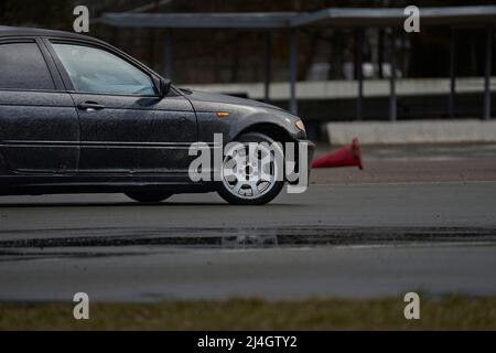 10-04-2022 Riga, Lettland Schwarzes Auto, Seitenansicht des vorderen Teils. Stockfoto