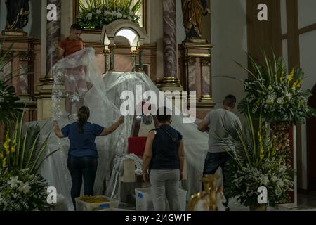 Kirchliche Freiwillige bereiten und reinigen die Kathedrale "Nuestra Señora del Carmen" während der Vorbereitungen für das Sakrament der Eucharistie Messe während der Feier der Heiligen Woche in Kolumbien in Villavicencio, Kolumbien am 13. April 2022. Foto von: Mario Toro Quintero/Long Visual Press Stockfoto