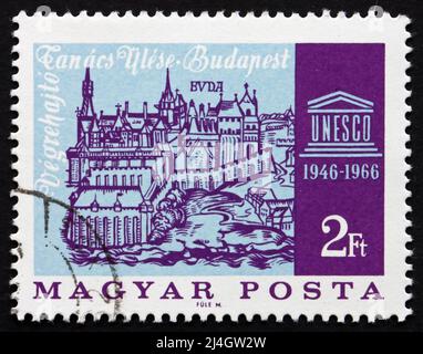 UNGARN - UM 1966: Eine in Ungarn gedruckte Marke zeigt die alte Ansicht von Buda und das UNESCO-Emblem, um 1966 Stockfoto