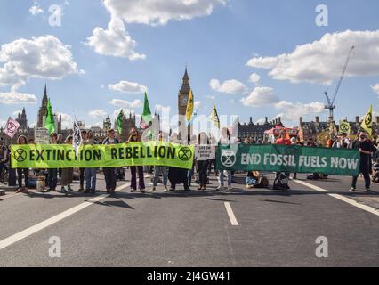 London, England, Großbritannien. 15. April 2022. Demonstranten auf der Westminster Bridge. Die Demonstranten des Extinction Rebellion blockierten vier Brücken im Zentrum von London, während sie die Regierung weiterhin dazu aufrufen, fossile Brennstoffe zu beenden und gegen die ökologische und Klimakrise zu handeln. (Bild: © Vuk Valcic/ZUMA Press Wire) Bild: ZUMA Press, Inc./Alamy Live News Stockfoto