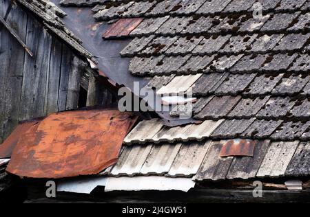 Hintergrund Detail eines alten Daches aus Betonfliesen Stockfoto