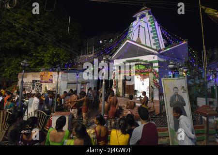 Howrah, Indien. 14. April 2022. (4/14/2022) das Hindu-Fest Gajan oder Shivagajan wird mit verschiedenen Ritualen vor allem in Bengalen gefeiert. Es ist mit Lord Shiva, Neel und Dharmaraj im Hinduismus verbunden. Gajan erstreckt sich über mehrere Tage im Monat Chaitra und dauert bis zum Ende des bengalischen Jahres und endet mit Charak puja. Die als Sannyasi oder Bhakta bekannten Teilnehmer gehören jedem Geschlecht und Alter an. Das Hauptthema dieses Festivals ist die Befriedigung durch Schmerz, Hingabe und Opfer. (Foto von Biswarup Ganguly/Pacific Press/Sipa USA) Quelle: SIPA USA/Alamy Live News Stockfoto