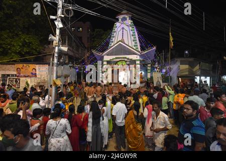 (4/14/2022) die Menschen genießen die Mela, wo das Hindu-Fest Gajan oder Shivagajan mit verschiedenen Ritualen hauptsächlich in Bengalen gefeiert wird. Es ist mit Lord Shiva, Neel und Dharmaraj im Hinduismus verbunden. Gajan erstreckt sich über mehrere Tage im Monat Chaitra und dauert bis zum Ende des bengalischen Jahres und endet mit Charak puja. Die als Sannyasi oder Bhakta bekannten Teilnehmer gehören jedem Geschlecht und Alter an. Das Hauptthema dieses Festivals ist die Befriedigung durch Schmerz, Hingabe und Opfer. (Foto von Biswarup Ganguly/Pacific Press/Sipa USA) Stockfoto