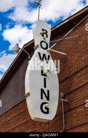 Skurrile Bowlingbahn-Schild in Sheridan, Michigan, USA [Keine Eigentumsfreigabe; nur redaktionelle Lizenzierung] Stockfoto