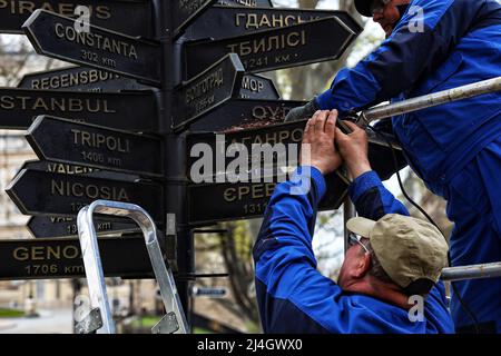 ODESA, UKRAINE - 14. APRIL 2022 - die Platten, die Entfernungen zu Odesas russischen Partnerstädten zeigen - Moskau, Rostow am Don, Sankt Petersburg, Taganro Stockfoto