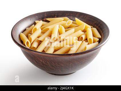 Ungekochte Penne Pasta in Keramikschale isoliert auf weißem Hintergrund mit Schneideweg Stockfoto