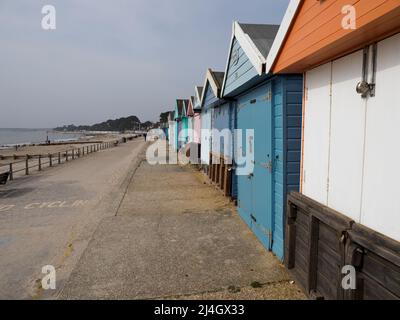 Avon Beach Strandpromenade und Strandhütten, Christchurch, Dorset, Großbritannien Stockfoto