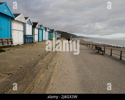 Avon Beach mit Strandpromenade und Strandhütten mit Blick auf Highcliffe Beach, Christchurch, Dorset, Großbritannien Stockfoto