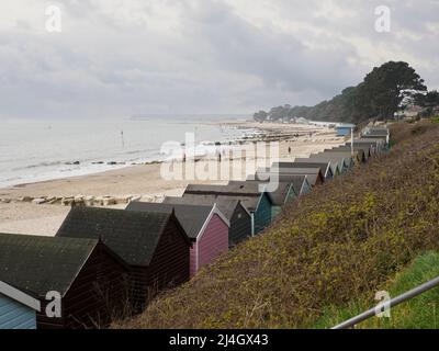 Blick auf den Avon Beach von Friars Cliff in Richtung Mudeford Quay, Christchurch, Dorset, Großbritannien Stockfoto