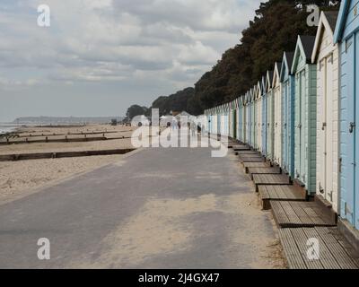 Blick auf den Avon Beach von Friars Cliff in Richtung Mudeford Quay, Christchurch, Dorset, Großbritannien Stockfoto