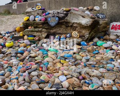 Avon Beach Pebbles, jeder Kies erzählt seine eigene persönliche Geschichte von Liebe, Verlust, Prüfungen, Feier, Solidarität, Mut oder Unterstützung für andere, Mudeford, Stockfoto