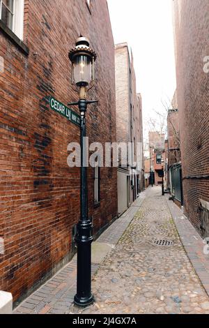 Beacon Hill, Boston Massachusetts, Cedar Lane Way, viktorianisches Schild in einer Backsteingasse Stockfoto