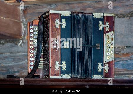 Eine alte Quetschbox (auch Squeeze-Box, Squeeze-Box). Musikinstrument Stockfoto