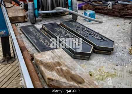 ODESA, UKRAINE - 14. APRIL 2022 - die Platten, die Entfernungen zu Odesas russischen Partnerstädten zeigen - Moskau, Rostow am Don, Sankt Petersburg, Taganro Stockfoto