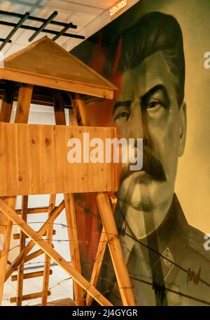 Portrait von Stalin, der hinter dem Wachturm das Karlag Museum, Kasachstan beobachtet Stockfoto