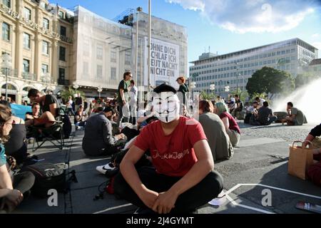 München, 3.. Juli 2017 - Nachdem gestern ein Protestlager gegen G20 in Hamburg von der Polizei aggressiv vertrieben wurde, versammelten sich Aktivisten in München, um ihre Solidarität mit den Aktivisten in Hamburg zu zeigen und für das Recht auf Protest zu protestieren. (Foto: Alexander Pohl/Sipa USA) Quelle: SIPA USA/Alamy Live News Stockfoto