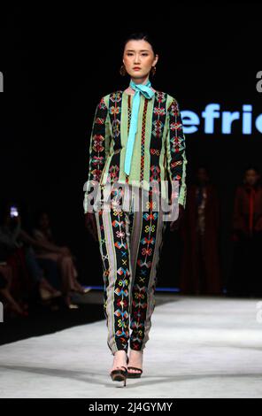 Jakarta, Jakarta, Country. 15. April 2022. Die Indonesia Fashion Week in Jakarta findet vom 13. April 2022 bis zum 17. April 2022 im Jakarta Convention Center statt. Designer Defrico Audy zeigt seine Arbeiten auf einem Laufsteg mit den Nuancen der östlichen Nusa Tenggara-Region. (Bild: © Denny Pohan/ZUMA Press Wire) Bild: ZUMA Press, Inc./Alamy Live News Stockfoto