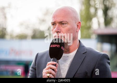 DORDRECHT - Leo Oldenburger von ESPN beim Kitchen Champion Division Spiel zwischen FC Dordrecht und FC Emmen im Riwal Hoogwerkers Stadium am 15. April 2022 in Rotterdam, Niederlande. ANP COR LASKER Stockfoto