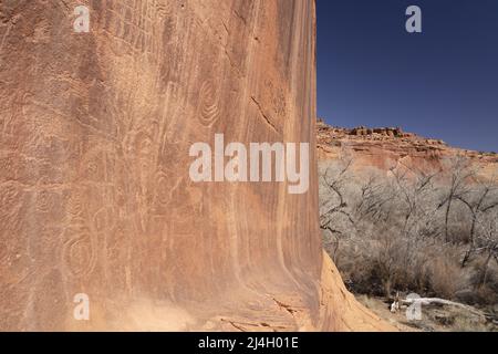 Felskunst der Petroglyphen auf Sandsteinklippen in der Nähe des Neon Canyon, Glen Canyon National Recreation Area, Garfield County, Utah, USA Stockfoto