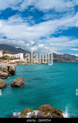 Wunderschönes 'Balcon de Europa' im alten Zentrum von Nerja. Ist ein Balkon über dem Mittelmeer, darunter ist ein Restaurant. Stockfoto