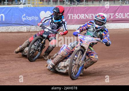 MANCHESTER, GROSSBRITANNIEN. APR 15. Henry Atkins (Weiß) führt Harry McGurk (Rot) während des Spiels der National Development League zwischen Belle Vue Colts und Plymouth Centurions am Freitag, dem 15.. April 2022, im National Speedway Stadium in Manchester an. (Kredit: Ian Charles | MI News) Kredit: MI News & Sport /Alamy Live News Stockfoto