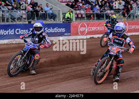 MANCHESTER, GROSSBRITANNIEN. APR 15. Ben Trigger (Gelb) in Archie Freeman (Blau) während des Spiels der National Development League zwischen Belle Vue Colts und Plymouth Centurions am Freitag, dem 15.. April 2022 im National Speedway Stadium, Manchester. (Kredit: Ian Charles | MI News) Kredit: MI News & Sport /Alamy Live News Stockfoto