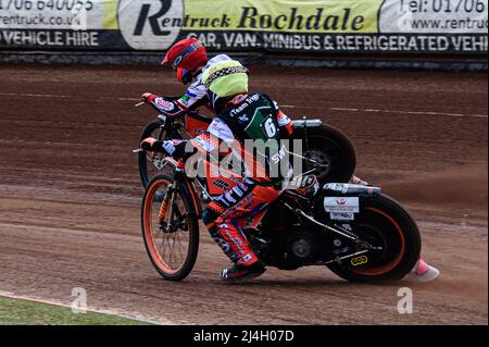 MANCHESTER, GROSSBRITANNIEN. APR 15. Ben Trigger (Gelb) jagt Connor Coles (Rot) während des Spiels der National Development League zwischen Belle Vue Colts und Plymouth Centurions am Freitag, dem 15.. April 2022 im National Speedway Stadium, Manchester. (Kredit: Ian Charles | MI News) Kredit: MI News & Sport /Alamy Live News Stockfoto