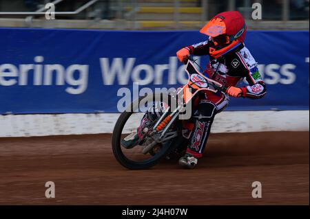 MANCHESTER, GROSSBRITANNIEN. APR 15. Connor Coles von Belle Vue Cool Running Colts in Aktion während des Spiels der National Development League zwischen Belle Vue Colts und Plymouth Centurions am Freitag, dem 15.. April 2022, im National Speedway Stadium in Manchester. (Kredit: Ian Charles | MI News) Kredit: MI News & Sport /Alamy Live News Stockfoto