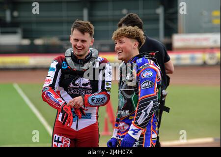 MANCHESTER, GROSSBRITANNIEN. APR 15. Jack Smith (links) und Henry Atkins teilen einen Witz während des Spiels der National Development League zwischen Belle Vue Colts und Plymouth Centurions am Freitag, dem 15.. April 2022 im National Speedway Stadium, Manchester. (Kredit: Ian Charles | MI News) Kredit: MI News & Sport /Alamy Live News Stockfoto