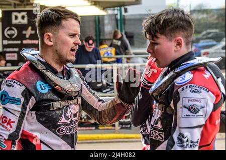 MANCHESTER, GROSSBRITANNIEN. APR 15. Jack Smith (links) chattet mit Sam McGurk während des Spiels der National Development League zwischen Belle Vue Colts und Plymouth Centurions am Freitag, dem 15.. April 2022 im National Speedway Stadium, Manchester, in den Boxen. (Kredit: Ian Charles | MI News) Kredit: MI News & Sport /Alamy Live News Stockfoto