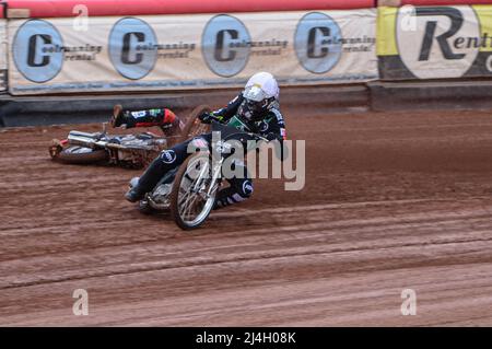 MANCHESTER, GROSSBRITANNIEN. APR 15. Jack Smith rutscht in der Eröffnungshitze hinter Dan Gilkes während des Spiels der National Development League zwischen Belle Vue Colts und Plymouth Centurions am Freitag, dem 15.. April 2022, im National Speedway Stadium in Manchester ab. Kredit: Ian Charles | MI Nachrichten) Gutschrift: MI Nachrichten & Sport /Alamy Live Nachrichten Stockfoto