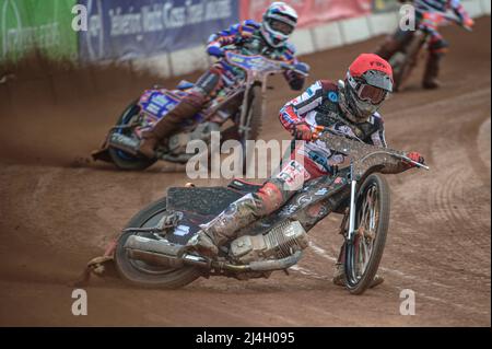 MANCHESTER, GROSSBRITANNIEN. APR 15. Jack Smith (Rot) führt Henry Atkins (Weiß) während des Spiels der National Development League zwischen Belle Vue Colts und Plymouth Centurions am Freitag, dem 15.. April 2022, im National Speedway Stadium in Manchester an. (Kredit: Ian Charles | MI News) Kredit: MI News & Sport /Alamy Live News Stockfoto