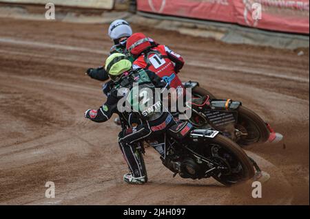 MANCHESTER, GROSSBRITANNIEN. APR 15. Connor King (Gelb) jagt Jack Smith (Rot) und Dan Gilkes (Weiß) während des Spiels der National Development League zwischen Belle Vue Colts und Plymouth Centurions am Freitag, dem 15.. April 2022 im National Speedway Stadium, Manchester. (Kredit: Ian Charles | MI News) Kredit: MI News & Sport /Alamy Live News Stockfoto