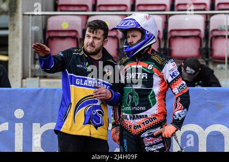 MANCHESTER, GROSSBRITANNIEN. APR 15. Ben Barker (links) gibt Ben Trigger einige Ratschläge während des Spiels der National Development League zwischen Belle Vue Colts und Plymouth Centurions am Freitag, dem 15.. April 2022, im National Speedway Stadium in Manchester. (Kredit: Ian Charles | MI News) Kredit: MI News & Sport /Alamy Live News Stockfoto