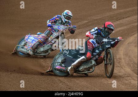 MANCHESTER, GROSSBRITANNIEN. APR 15. Harry McGurk (Rot) führt Henry Atkins (Weiß) während des Spiels der National Development League zwischen Belle Vue Colts und Plymouth Centurions am Freitag, dem 15.. April 2022, im National Speedway Stadium in Manchester an. (Kredit: Ian Charles | MI News) Kredit: MI News & Sport /Alamy Live News Stockfoto