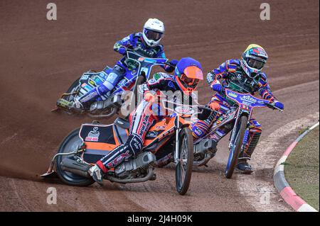 MANCHESTER, GROSSBRITANNIEN. APR 15. Connor Coles (Blau) führt Henry Atkins (Gelb) und Jody Scott (Weiß) während des Spiels der National Development League zwischen Belle Vue Colts und Plymouth Centurions am Freitag, dem 15.. April 2022 im National Speedway Stadium, Manchester, an. (Kredit: Ian Charles | MI News) Kredit: MI News & Sport /Alamy Live News Stockfoto