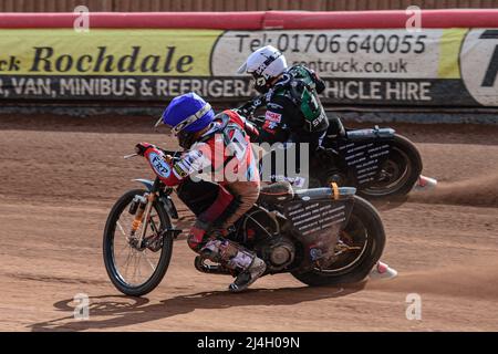 MANCHESTER, GROSSBRITANNIEN. APR 15. Jack Smith (Blau) in Dan Gilkes (Weiß) während des Spiels der National Development League zwischen Belle Vue Colts und Plymouth Centurions am Freitag, dem 15.. April 2022, im National Speedway Stadium in Manchester. (Kredit: Ian Charles | MI News) Kredit: MI News & Sport /Alamy Live News Stockfoto