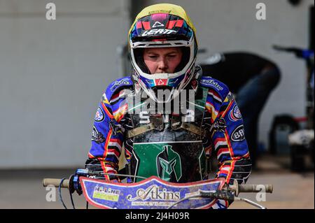 MANCHESTER, GROSSBRITANNIEN. APR 15. Henry Atkins wartet am Freitag, den 15.. April 2022, während des Spiels der National Development League zwischen Belle Vue Colts und Plymouth Centurions im National Speedway Stadium in Manchester auf seinen nächsten Heat. (Kredit: Ian Charles | MI News) Kredit: MI News & Sport /Alamy Live News Stockfoto