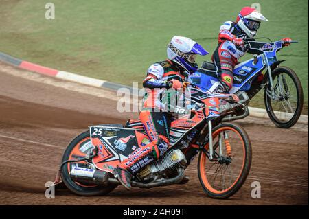 MANCHESTER, GROSSBRITANNIEN. APR 15. Ben Trigger (Weiß) vor Archie Freeman (Rot) während des Spiels der National Development League zwischen Belle Vue Colts und Plymouth Centurions am Freitag, dem 15.. April 2022 im National Speedway Stadium, Manchester. (Kredit: Ian Charles | MI News) Kredit: MI News & Sport /Alamy Live News Stockfoto