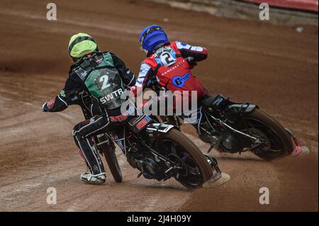 MANCHESTER, GROSSBRITANNIEN. APR 15. Sam McGurk (Blau) übergibt Connor King während des Spiels der National Development League zwischen Belle Vue Colts und Plymouth Centurions am Freitag, den 15.. April 2022 im National Speedway Stadium, Manchester. (Kredit: Ian Charles | MI News) Kredit: MI News & Sport /Alamy Live News Stockfoto