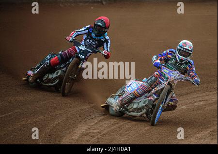 MANCHESTER, GROSSBRITANNIEN. APR 15. Henry Atkins (Weiß) in Harry McGurk (Rot) während des Spiels der National Development League zwischen Belle Vue Colts und Plymouth Centurions am Freitag, dem 15.. April 2022, im National Speedway Stadium in Manchester. (Kredit: Ian Charles | MI News) Kredit: MI News & Sport /Alamy Live News Stockfoto