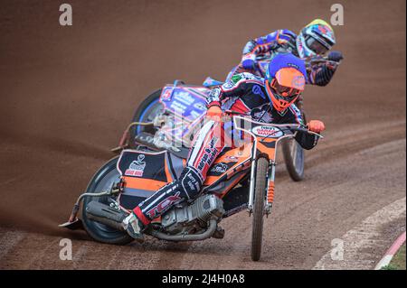 MANCHESTER, GROSSBRITANNIEN. APR 15. Connor Coles (Blau) führt Henry Atkins (Gelb) während des Spiels der National Development League zwischen Belle Vue Colts und Plymouth Centurions am Freitag, dem 15.. April 2022, im National Speedway Stadium in Manchester an. (Kredit: Ian Charles | MI News) Kredit: MI News & Sport /Alamy Live News Stockfoto