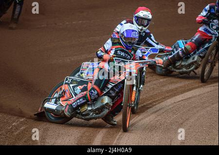 MANCHESTER, GROSSBRITANNIEN. APR 15. Ben Trigger (Weiß) führt Archie Freeman (Rot) während des Spiels der National Development League zwischen Belle Vue Colts und Plymouth Centurions am Freitag, dem 15.. April 2022, im National Speedway Stadium in Manchester an. (Kredit: Ian Charles | MI News) Kredit: MI News & Sport /Alamy Live News Stockfoto