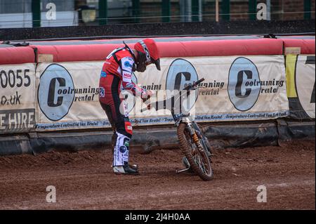 MANCHESTER, GROSSBRITANNIEN. APR 15. Jack Smith überprüft sein Fahrrad nach seinem Sturz während des Spiels der National Development League zwischen Belle Vue Colts und Plymouth Centurions am Freitag, dem 15.. April 2022, im National Speedway Stadium in Manchester. (Kredit: Ian Charles | MI News) Kredit: MI News & Sport /Alamy Live News Stockfoto