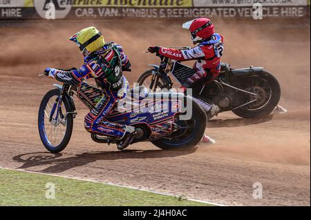 MANCHESTER, GROSSBRITANNIEN. APR 15. Henry Atkins (Gelb) versucht, Sam McGurk (Rot) während des Spiels der National Development League zwischen Belle Vue Colts und Plymouth Centurions am Freitag, dem 15.. April 2022, im National Speedway Stadium in Manchester zu überholen. (Kredit: Ian Charles | MI News) Kredit: MI News & Sport /Alamy Live News Stockfoto