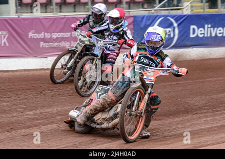 MANCHESTER, GROSSBRITANNIEN. APR 15. Ben Trigger (Weiß) führt Sam McGurk (Rot) und Connor King (Weiß) während des Spiels der National Development League zwischen Belle Vue Colts und Plymouth Centurions am Freitag, dem 15.. April 2022 im National Speedway Stadium, Manchester, an. (Kredit: Ian Charles | MI News) Kredit: MI News & Sport /Alamy Live News Stockfoto