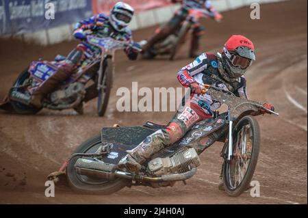 MANCHESTER, GROSSBRITANNIEN. APR 15. Jack Smith (Rot) führt Henry Atkins (Weiß) während des Spiels der National Development League zwischen Belle Vue Colts und Plymouth Centurions am Freitag, dem 15.. April 2022, im National Speedway Stadium in Manchester an. (Kredit: Ian Charles | MI News) Kredit: MI News & Sport /Alamy Live News Stockfoto